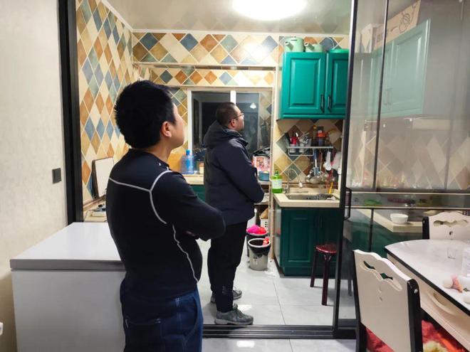 平谷一居民家中遭遇厨房天花板漏水