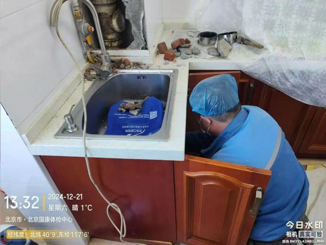 平谷一居民家中遭遇厨房天花板漏水(图2)
