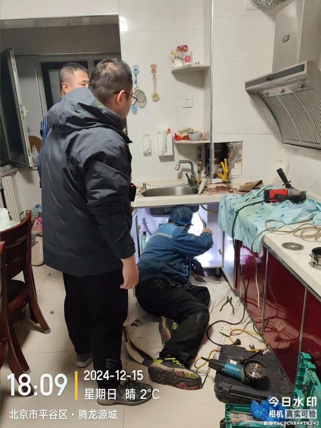 平谷一居民家中遭遇厨房天花板漏水(图3)