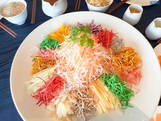 星马华人过新年不能没有这道菜！享用它竟要边吃边抛