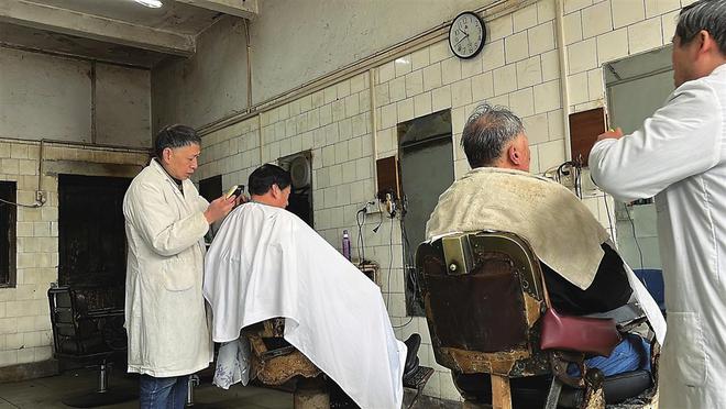 两位理发师的匠心与坚守