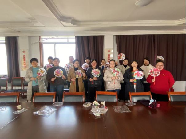 花漾女神节巧制花团扇(图1)