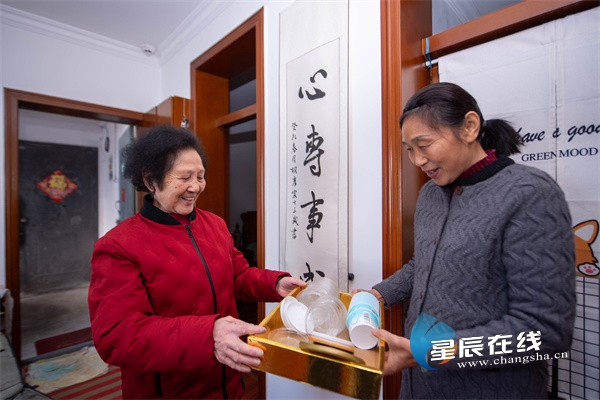 硬核环保天花板！长沙68岁退休教师把小区垃圾变成儿童教具(图1)