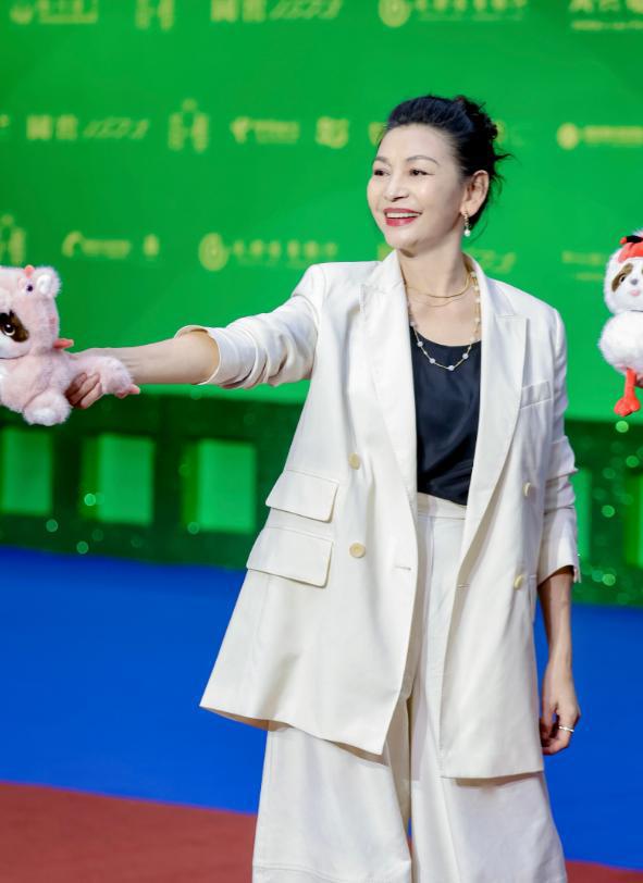 戏里有多土戏外就有多潮《刑警的日子》59岁女配才是最大惊喜(图23)