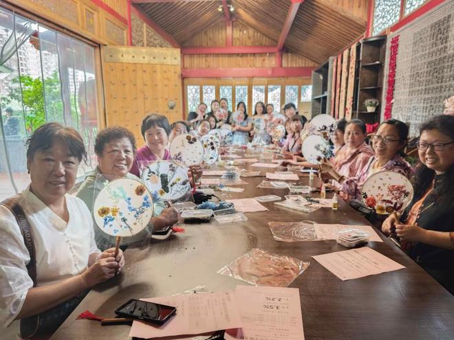 西安：指尖团扇绘母爱非遗传承聚人心(图4)
