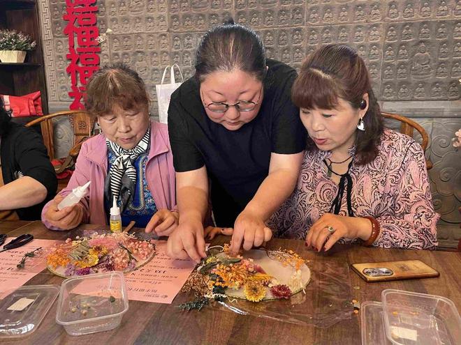 西安：指尖团扇绘母爱非遗传承聚人心(图2)