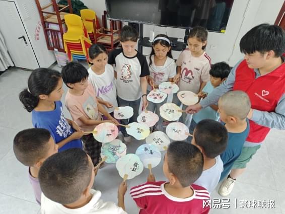 扇底流光承古韵指尖非遗焕新彩(图2)