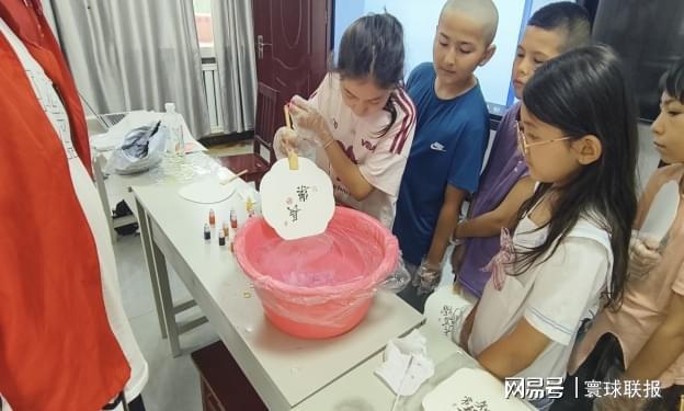 扇底流光承古韵指尖非遗焕新彩