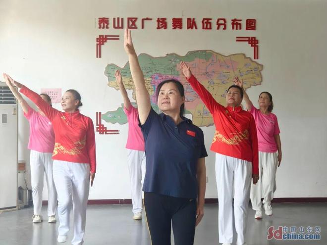 山东健康老人生活案例｜泰安郭爱英：65岁“舞”出不老人生带领万名“跳”向健康(图1)
