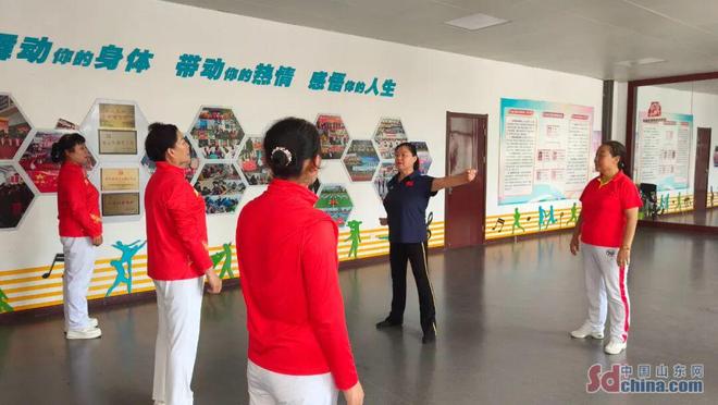 山东健康老人生活案例｜泰安郭爱英：65岁“舞”出不老人生带领万名“跳”向健康(图2)