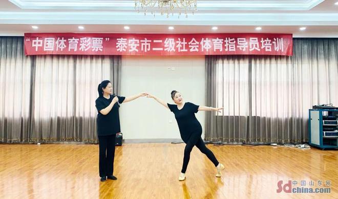 山东健康老人生活案例｜泰安郭爱英：65岁“舞”出不老人生带领万名“跳”向健康(图3)