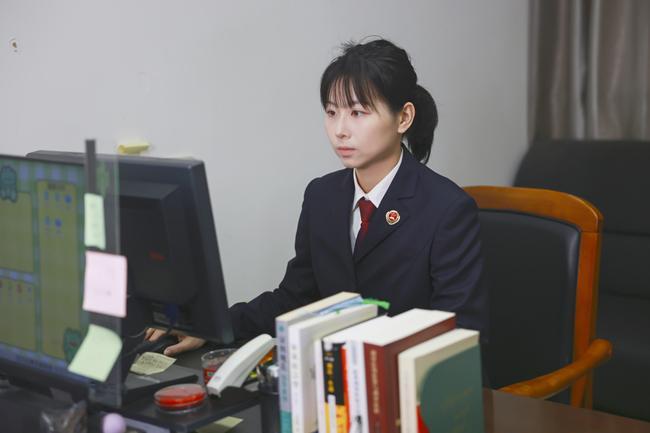 女子遭家暴民警等女子打完才劝阻情绪失控下的反击