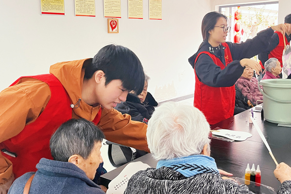 漆扇绘重阳重庆理工大学学子以非遗实践传递敬老情