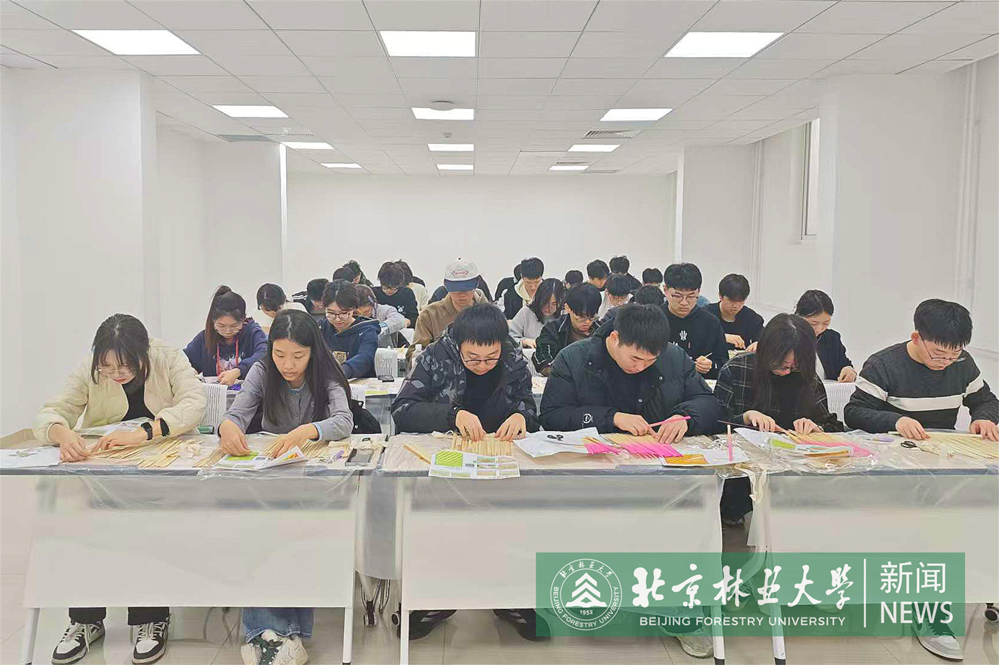 工学院组织开展“心灵工坊”非遗竹编扇DIY活动