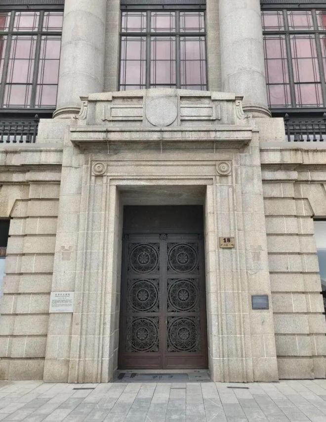 阅建筑·越金融㉝丨外滩18号：“魔都天花板”隐匿最美铜门背后