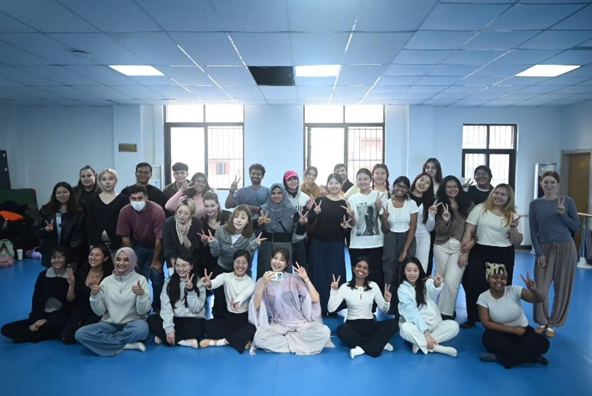 跨越千年的舞韵：国际教育学院中华文化学堂第15期举办