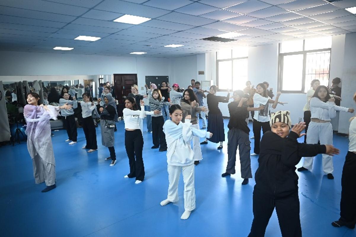 跨越千年的舞韵：国际教育学院中华文化学堂第15期举办(图2)