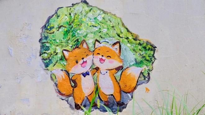 上海街头众人围观还不止一处！不少人都在问：到底是谁干的？太治愈！