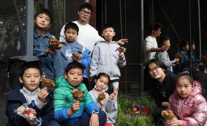 上海街头众人围观还不止一处！不少人都在问：到底是谁干的？太治愈！(图3)