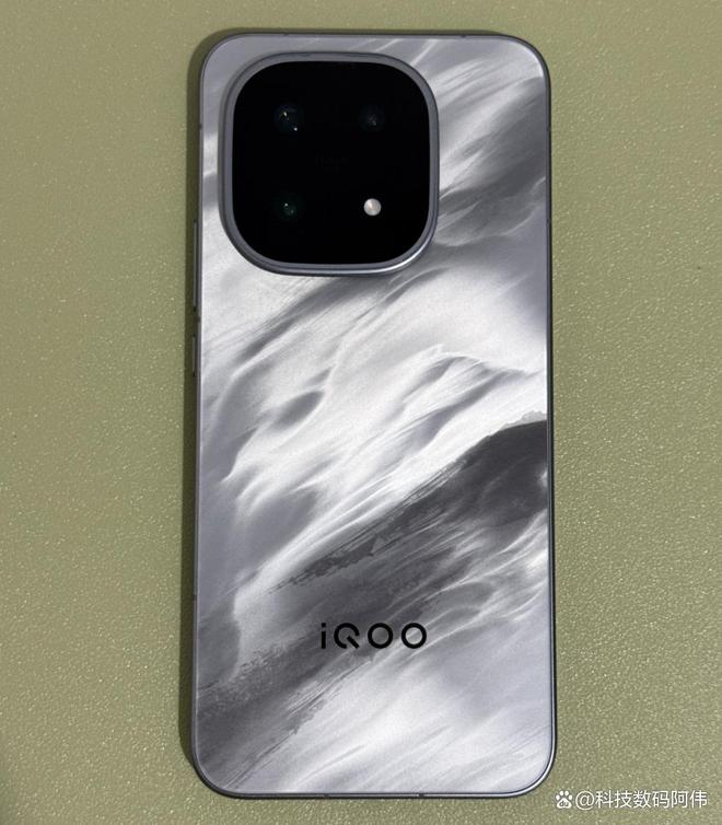 iQOO15Ultra突发变数：主动风扇+7000mAh或成绝响？等等党这次真的输了？(图3)