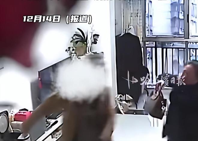 女子结婚14年遭家暴13年致耳鸣大小便失禁孩子跪地求情也被扇脸；报警近20次长期陷“报警-调解-再施暴”循环决定起诉丈夫