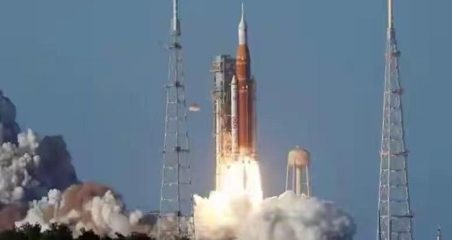 突发！美国载人绕月飞船刚上天就掉链子：厕所坏了还通讯断联(图2)