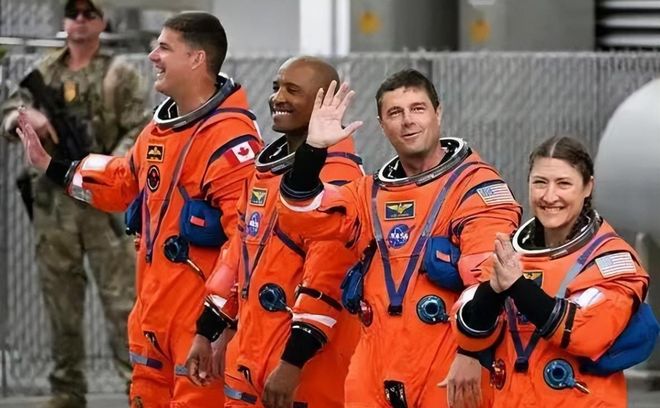 突发！美国载人绕月飞船刚上天就掉链子：厕所坏了还通讯断联(图11)